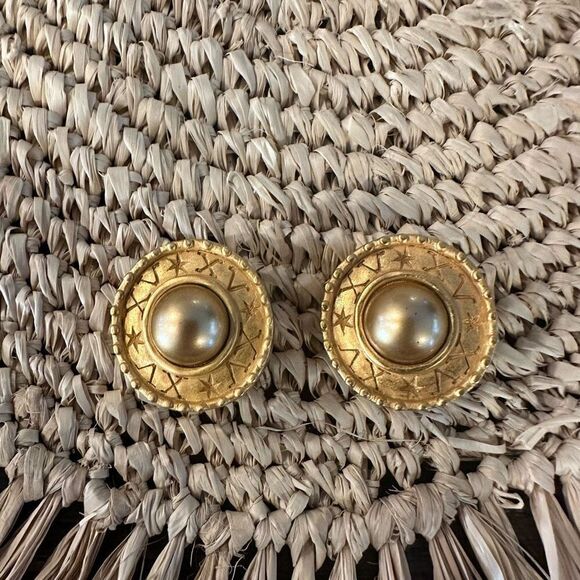 CAROLEE Vintage Chunky Gold Tone Faux Pearl Clip Earrings - Picture 3 of 6